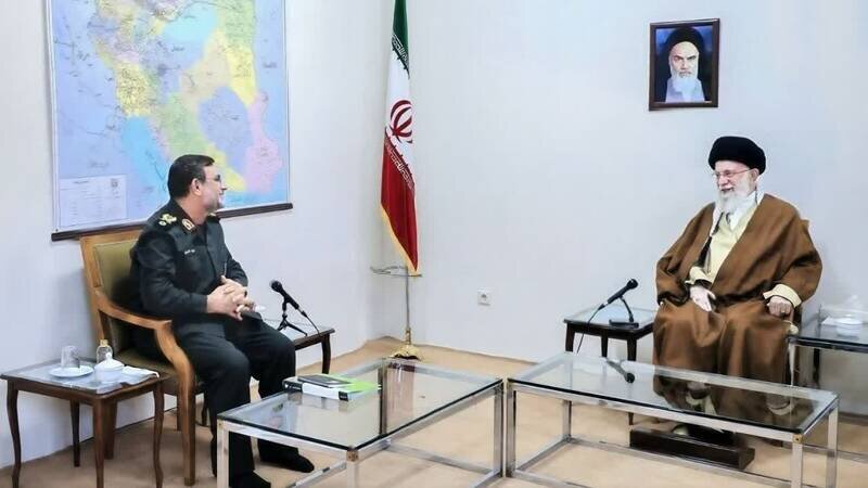 قاب ماندگار از دیدار سردار شهید تنگسیری با رهبر شهید انقلاب