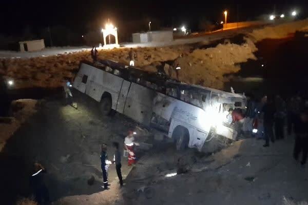 واژگونی اتوبوس کارگران معدن راور؛ ۱۶ نفر مصدوم شدند